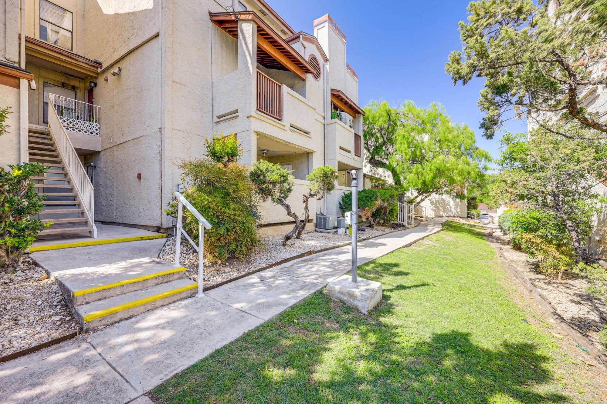 Pool Access, Near Medical Center Gem! Apartment San Antonio